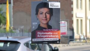 Ein Wahlplakat des Bündnis Sahra Wagenknecht hängt an einer Straßenlaterne. Auf dem Plakat sieht man Sahra Wagenknechts Gesicht und den Text Diplomatie statt Kriegstreiberei.