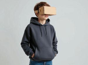 Jugendlicher nutzt eine Papp-VR-Brille.