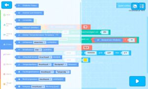 Das Bild zeigt die Benutzeroberfläche der Software, um die mbots zu programmieren. Auf der linken Seite sind Reiter wie "Bewegen", " Fühlen" oder "Anzeigen" abgebildet. Aus jedem Reiter können Blöcke ausgewählt und kombiniert werden (Beispiel: "Abstand zum Hindernis" oder "Lichtsensor").
