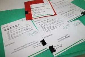 Karten und Infoblätter um ins Gespräch zum Thema schlecht hören zu kommen