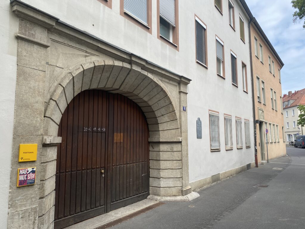 Das Bild zeigt den Eingang der Bibrastrasse 6 heute.