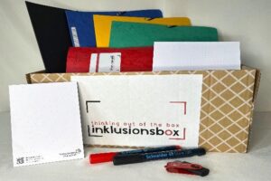 Eine Box mit sämtlichem Material das, ausgeliehen werden kann, wie Infokarten, Fragebogen, Quiz, etc.