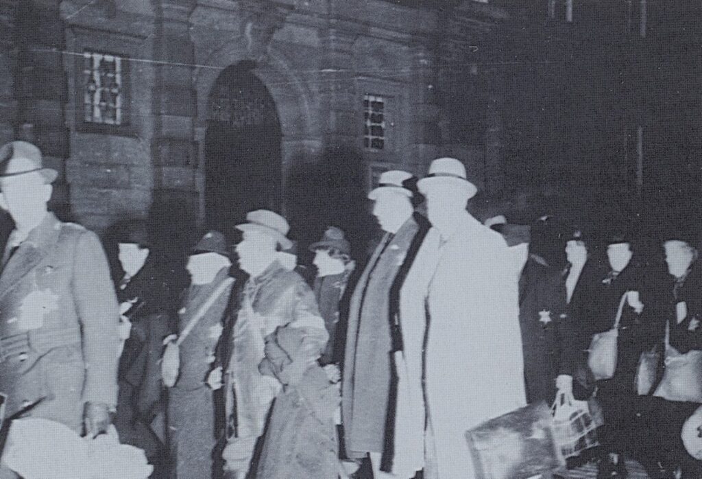 Das Bild zeigt den nächtlichen Gang der Deportierten zum Güterbahnhof Aumühle.