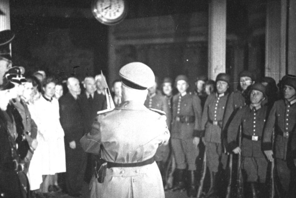 Das Bild zeigt Völkl von hinten bei der Instruktion der Einsatzkräfte.