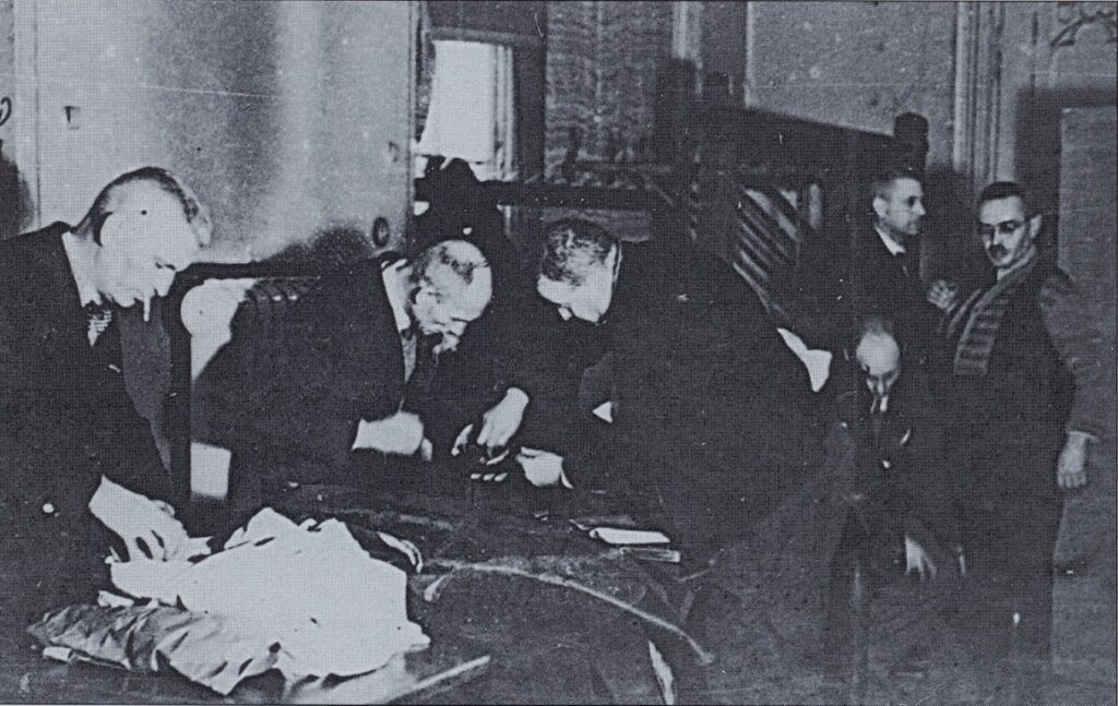 Das Bild zeigt die Durchsuchung des Gepäcks durch die Gestapo.