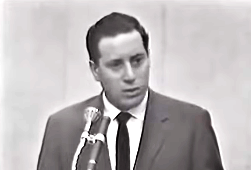 Das Bild zeigt Mordechai Ansbacher bei seiner Aussage vor dem Eichmann-Prozess.