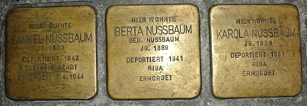 Das Bild zeigt die Stolpersteine der Familie Nussbaum