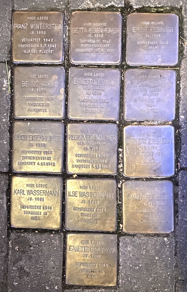 Das Bild zeigt Stolpersteine in der Glockengasse