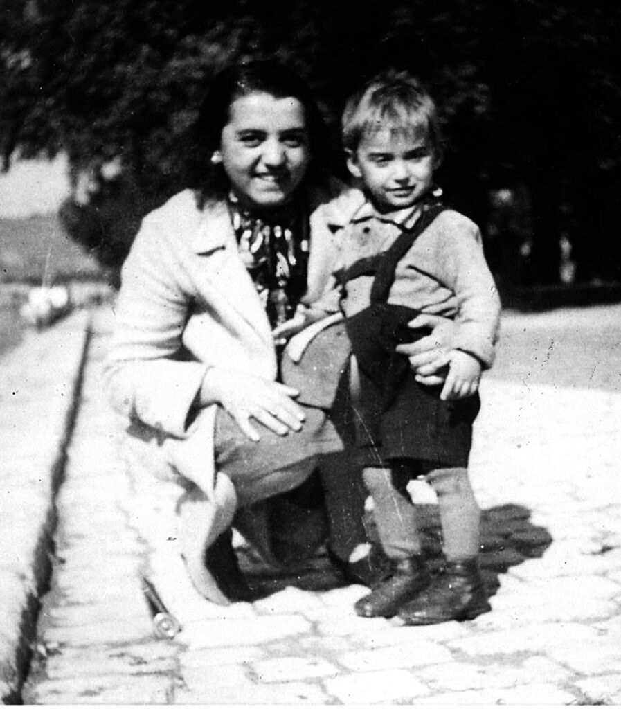 Das Bild zeigt Anneliese Winterstein mit Karl-Heinz bei einem Spaziergang