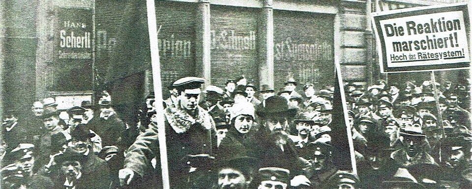 Das Bild zeigt Felix Fechenbach (stehend) mit Eisner bei einer Demonstration am 16. Februar 1919