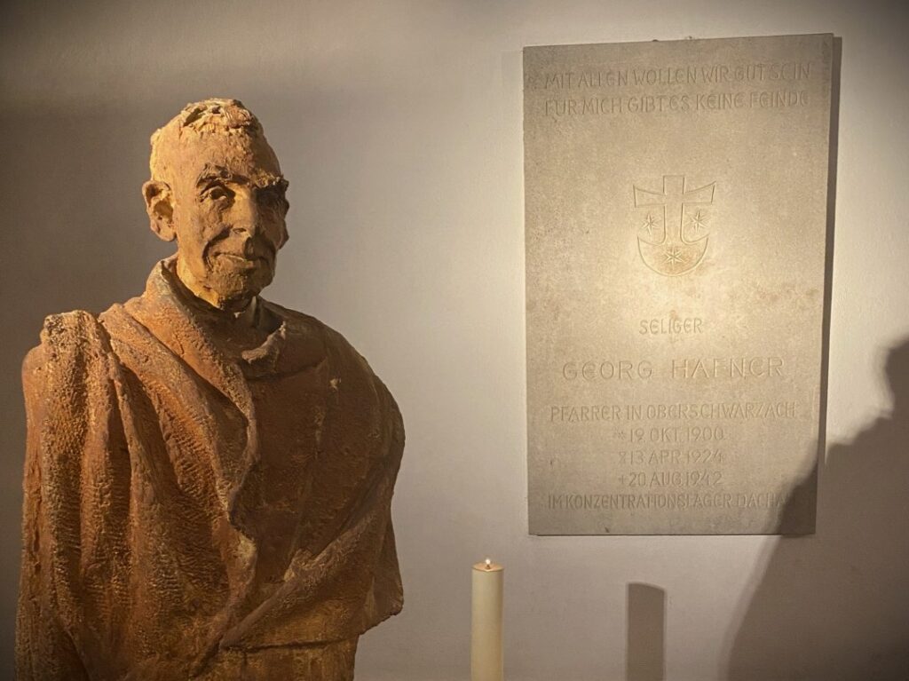 Das Bild zeigt die Gedenkstätte im Neumünster. Zu sehen ist eine Häfnerbüste und eine Gedenktafel.