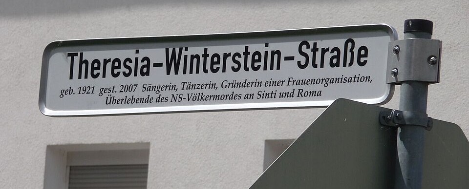 Straßenschild Theresia-Winterstein-Straße an der Ecke zur Zeppelinstraße in Würzburg